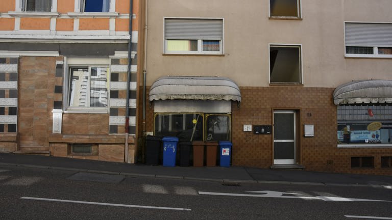 Eine Häuserfront mit leerstehenden Ladenflächen