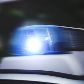 Ein Blaulicht auf einem Polizeiauto