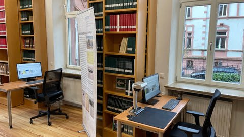 Das Institut für pfälzische Geschichte und Volkskunde in Kaiserslautern hat neue Rechercheplätze mit Computer.