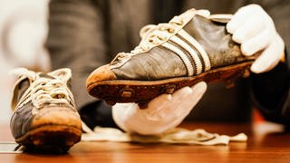 Der Nachlass von FCK Legende Horst Eckel wird versteigert, auch seine Fußballschuhe.