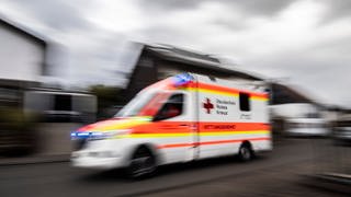 In Kaiserslautern hat eine Frau eine Bierflasche an einen Rettungswagen geworfen. 
