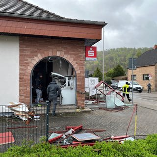 In Hauptstuhl im Kreis Kaiserslautern haben Unbekannte einen Geldautomaten gesprengt.