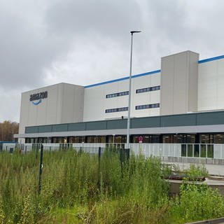 So groß wie sechs Fußballfelder (45.000 Quadratmeter): das Amazon-Logistikzentrum befindet sich direkt neben Opel in Kaiserslautern. 18 Millionen Artikel sind dort laut Amazon aktuell gelagert.