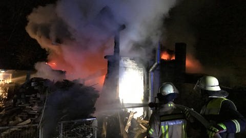 Die Feuerwehr musste in den Morgenstunden des Heiligen Abends zum Brand eines Holz-Heizkraftwerks in Alsenz im Donnersbergkreis ausrücken. 