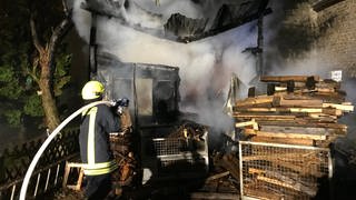 Die Feuerwehr in Alsenz musste den Brand eines Holz-Heizkraftwerk löschen. 55 Feuerwehrleute waren im Einsatz. 