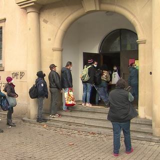 Bedürftige und Obdachlose erhalten in Kaiserslautern am 1. Weihnachtsfeiertag Essen und Geschenke von den Franziskanerinnen und von Schülerinnen.