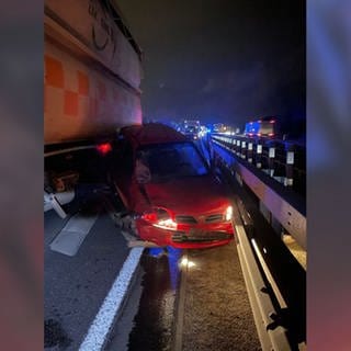 Auto bei Unfall auf A6 zwischen Leitplanke und Lkw eingeklemmt