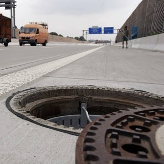 In Dahn wurden 16 Gullydeckel ausgehoben. Die Polizei warnt vor den Gefahren für Autofahrer.