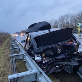 Beschädigtes Auto nach Unfall auf A6 bei Landstuhl