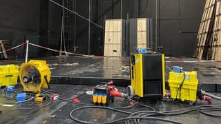 Trocknungsgeräte auf der Bühne des Pfalztheaters Kaiserslautern.