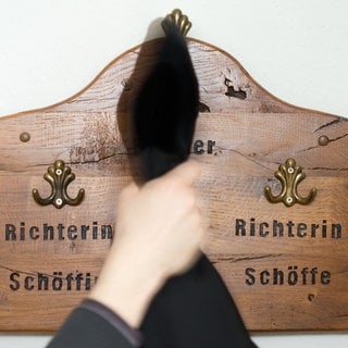 Ein Haken bei Gericht, um die Roben aufzuhängen