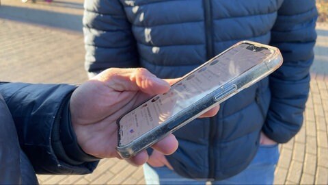 Nach dem Erdbeben in der Türkei offen die Angehörigen in Kaiserslautern auf Nachrichten. Sie schauen ständig auf ihr Handy.