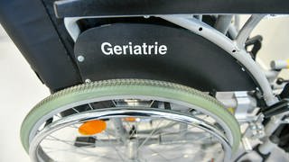 Rollstuhl mit Aufschrift Geriatrie