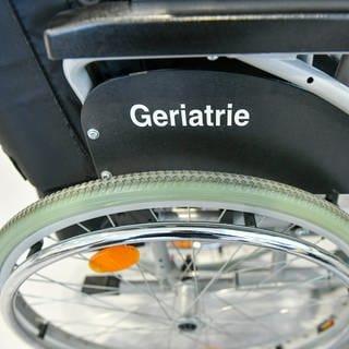 Rollstuhl mit Aufschrift Geriatrie