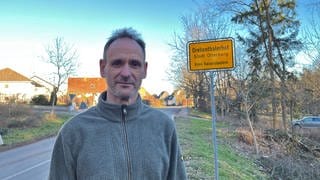 Martin Klußmeier, Ortsvorsteher des Otterberger Stadtteils Drehenthalerhof im Kreis Kaiserslautern, berichtet von Bedrohungen und Angriffen. Er legte sich in der Vergangenheit mit einem örtlichen Bauunternehmen an aufgrund illegaler Bauschutt-Ablagerungen.