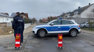 Tötungsdelikt Sembach - Polizisten sperren die Straße ab