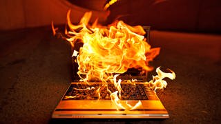 Ein Laptop brennt - falsch entsorgter Akku hat möglicherweise Brände in Pirmasens ausgelöst