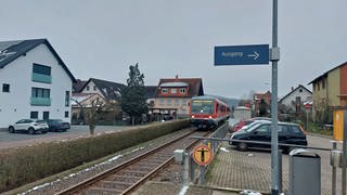 Zug der Lautertalbahn fährt in Bahnhof Katzweiler