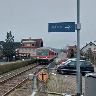 Zug der Lautertalbahn fährt in Bahnhof Katzweiler