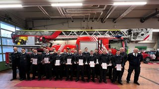 Angehende Feuerwehrleute der Berufsfeuerwehr Kaiserslautern mit ihren Urkunden