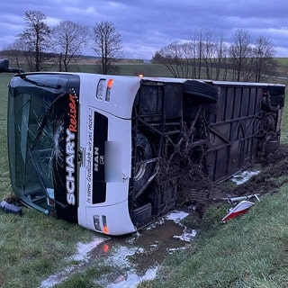 Zwischen Weilerbach und Erzenhausen ist ein Schulbus mit Kindern umgekippt