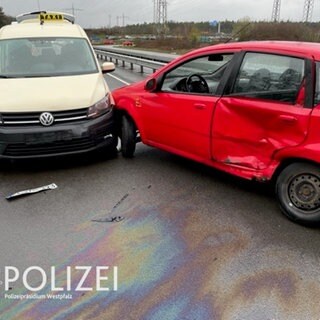 Bei einem Unfall auf der B270 in Kaiserslautern wurden zwei Autos stark beschädigt.