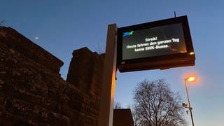 Anzeige an einer Bushaltestelle in Kaiserslautern: Wegen des Streiks fahren am Montag keine Busse der Stadtwerke Kaiserslautern