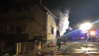 Die Feuerwehr löscht einen Brand in einem Einfamilienhaus in Bechhofen