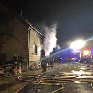 Die Feuerwehr löscht einen Brand in einem Einfamilienhaus in Bechhofen