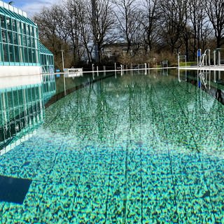 Das Freibadbecken in Ramstein-Miesenbach verliert täglich mehrere tausend Liter Wasser. 