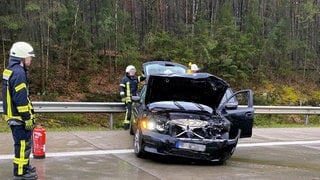 Auf der A6 bei Enkenbach-Alsenborn ist ein Auto in die Leitplanke geschleudert