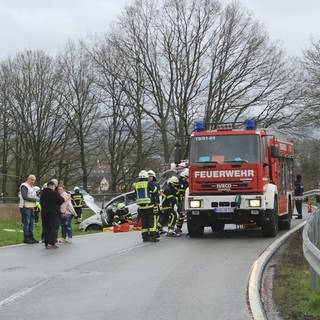 Bei diesem Autounfall im Donnersbergkreis sind vier Menschen verletzt worden, einer sogar schwer.