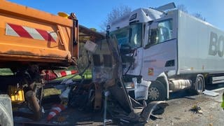 Unfall auf A6 bei Kaiserslautern - Lkw kracht in Absperrung