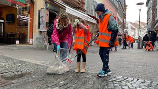 Kinder räumen bei der Aktion "Lautrer Kehrwoche" die Innenstadt von Kaiserslautern auf