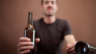 Mann trinkt Alkohol - Prozess in Pirmasens