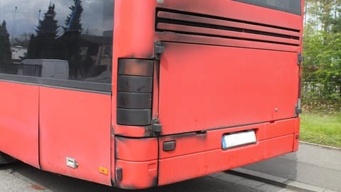 Abgasrückstände an einem Bus in Kaiserslautern - Polizei verbietet, weiterzufahren