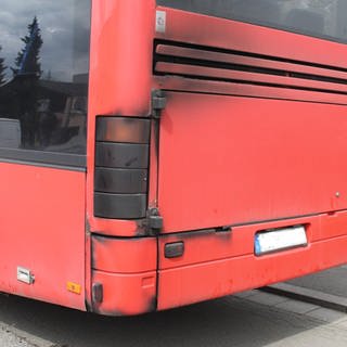Abgasrückstände an einem Bus in Kaiserslautern - Polizei verbietet, weiterzufahren