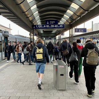 Am ersten Werktag nach der Einführung des 49-Euro-Tickets am Hauptbahnhof in Kaiserslautern