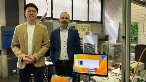 Doktorand Wei Zhang und Prof. Dr.-Ing. Sven Urschel forschen an der Hochschule Kaiserslautern an der Züchtung von künstlichem Tiergewebe.