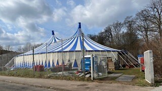 Das Pfalztheater Kaiserslautern weicht nach dem Wasserschaden in ein Zirkuszelt aus, doch die Premiere verschiebt sich.