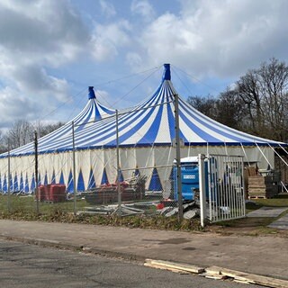 Das Pfalztheater Kaiserslautern weicht nach dem Wasserschaden in ein Zirkuszelt aus, doch die Premiere verschiebt sich.