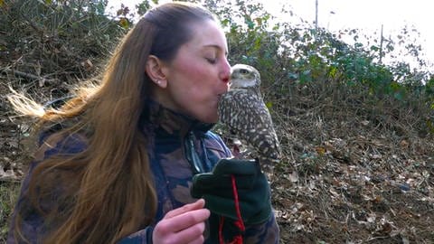 Falknerin Jennifer Raab kuschelt mit Kanincheneule.