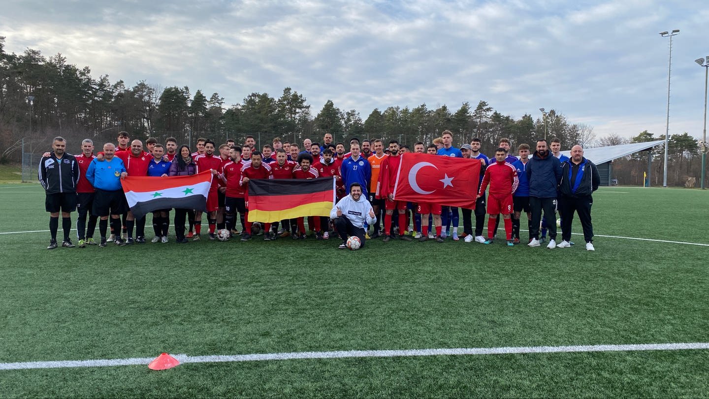 Gemeinsam für die Erdbebenopfer in Syrien und der Türkei. Die Spieler in Kaiserslautern zeigen sich solidarisch.