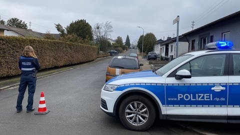 Die Polizei hat die Straße in Sembach abgesperrt, in der der vermeintliche Verkehrsunfall passiert sein soll.