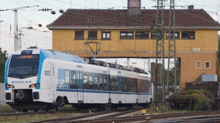 So schaut er aus: der neue Hybrid-Zug, der künftig auf den Gleisen im Westen der Pfalz unterwegs sein soll.