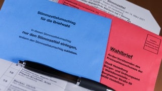 Briefwahlunterlagen mit Stift