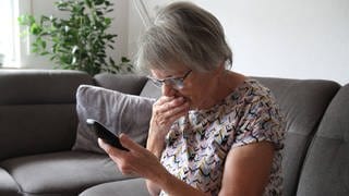 Der Betrug an Senioren am Telefon oder an Handy nimmt zu. Nicht nur die sogenannten Schockanrufe, auch über WhatsApp legen Betrüger ihre älteren Opfer rein.