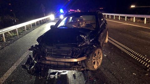 Großer Schaden: Nach einem Unfall auf der A62 in der Südwestpfalz kommen auf den Fahrer wohl hohe Reperaturkosten zu.