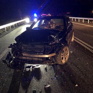 Großer Schaden: Nach einem Unfall auf der A62 in der Südwestpfalz kommen auf den Fahrer wohl hohe Reperaturkosten zu.