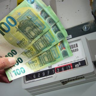 Geldscheine vor einem Gas-Zähler